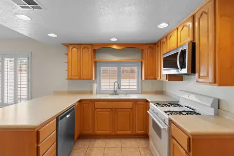 44232 Olympus Dr, Lancaster, CA 93536 photo 20