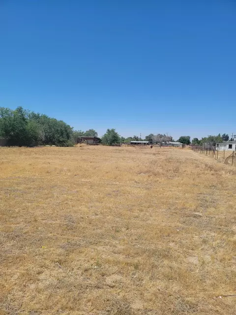 Ave R8 E, Palmdale, CA 93550 photo 2