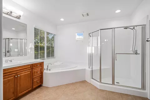Bath - 44520 Chaparral Dr, Lancaster, CA 93536 photo 2 of 5