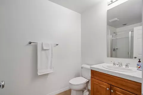 Bath - 44520 Chaparral Dr, Lancaster, CA 93536 photo 1 of 5