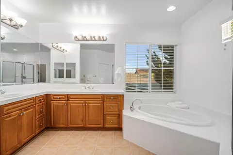 Bath - 44520 Chaparral Dr, Lancaster, CA 93536 photo 3 of 5