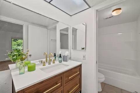 Bath - 44412 15th St E #5, Lancaster, CA 93535 photo 1 of 1