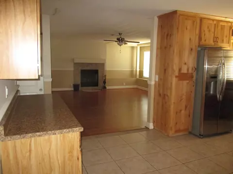 Living - 1028 Veronica Dr, Paso Robles, CA 93446 photo 2 of 6