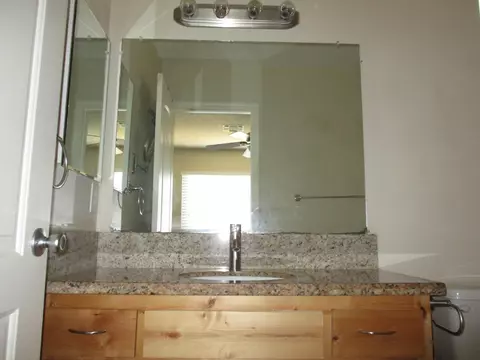 Bath - 1028 Veronica Dr, Paso Robles, CA 93446 photo 3 of 3