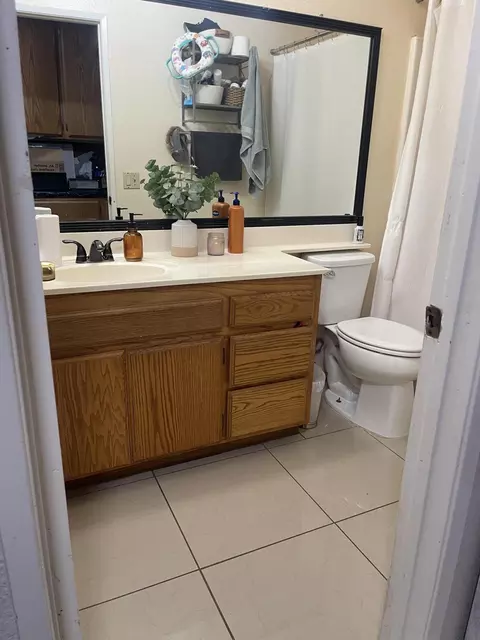 Bath - 43913 Delgado Ct, Lancaster, CA 93535 photo 2 of 4