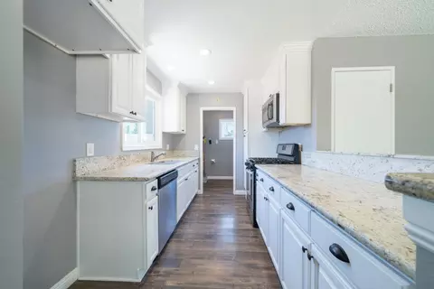 Entry Way - 45309 Andale Ave, Lancaster, CA 93535 photo 2 of 2