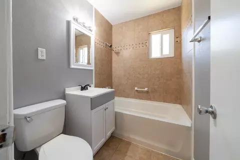 Bath - 45309 Andale Ave, Lancaster, CA 93535 photo 2 of 2