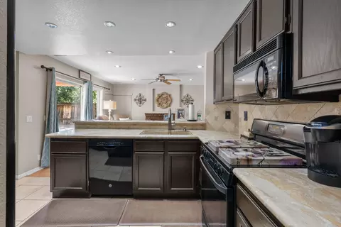 Kitchen - 3335 Rollingridge Ave, Palmdale, CA 93550 photo 2 of 3