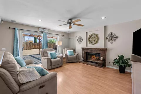Living - 3335 Rollingridge Ave, Palmdale, CA 93550 photo 4 of 5