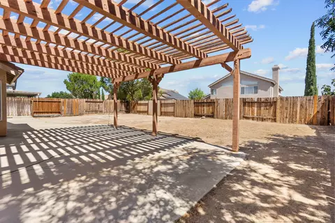 Exterior - 3335 Rollingridge Ave, Palmdale, CA 93550 photo 4 of 5