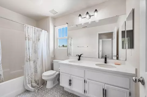 Bath - 39301 Jacob Dr, Palmdale, CA 93551 photo 2 of 4
