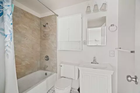 Bath - 1669 Linnet Rd, Wrightwood, CA 92397 photo 1 of 1