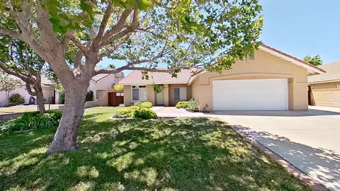 42451 Boulder Dr, Lancaster, CA 93536 photo 2