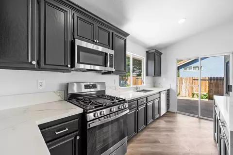 Kitchen - 433 Avenue J11 E, Lancaster, CA 93535 photo 5 of 5