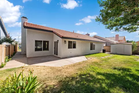 Exterior - 433 Avenue J11 E, Lancaster, CA 93535 photo 6 of 9