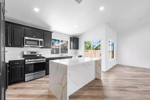 Kitchen - 433 Avenue J11 E, Lancaster, CA 93535 photo 3 of 5