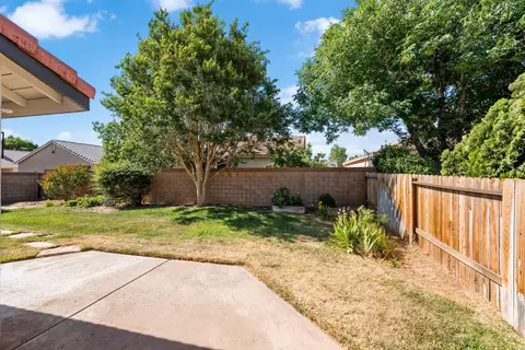 Exterior - 433 Avenue J11 E, Lancaster, CA 93535 photo 5 of 9