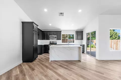 Kitchen - 433 Avenue J11 E, Lancaster, CA 93535 photo 2 of 5