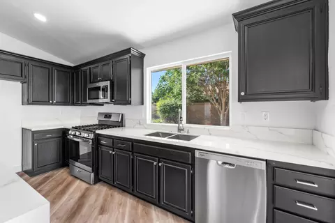 Kitchen - 433 Avenue J11 E, Lancaster, CA 93535 photo 4 of 5
