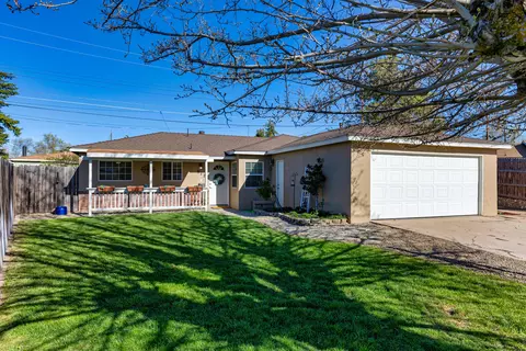912 Bamboo Ct, Tehachapi, CA 93561