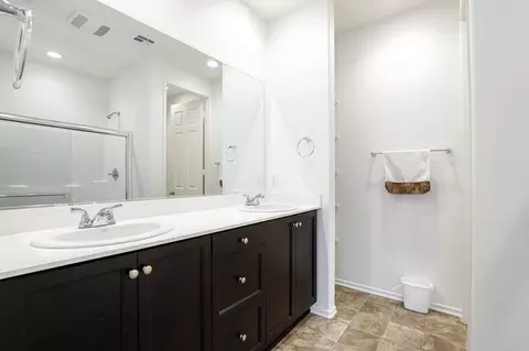 Bath - 44027 Buckeye Ct, Lancaster, CA 93536 photo 2 of 3