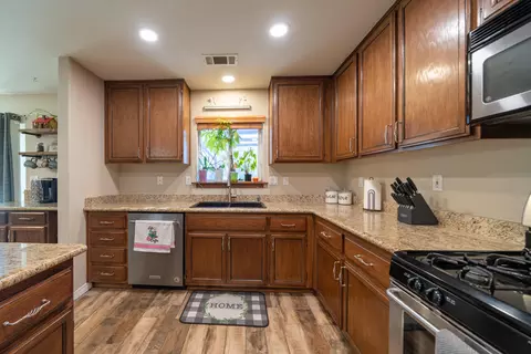 Kitchen - 17861 Cavalcade Pl, Tehachapi, CA 93561 photo 3 of 4