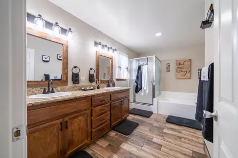 Bath - 17861 Cavalcade Pl, Tehachapi, CA 93561 photo 1 of 3