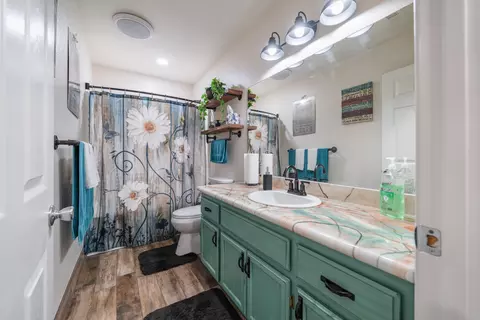 Bath - 17861 Cavalcade Pl, Tehachapi, CA 93561 photo 3 of 3
