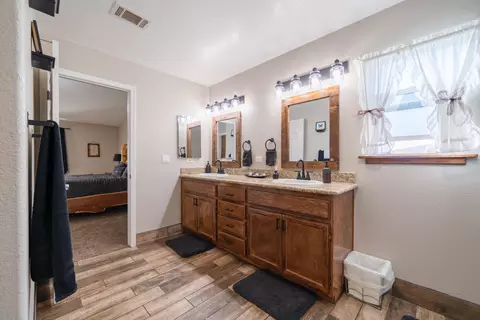 Bath - 17861 Cavalcade Pl, Tehachapi, CA 93561 photo 2 of 3