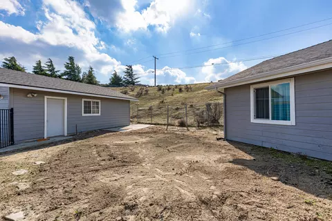 Exterior - 23300 Fir Dr, Tehachapi, CA 93561 photo 6 of 14