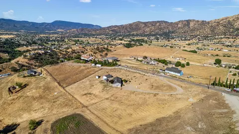 View/Area - 23300 Fir Dr, Tehachapi, CA 93561 photo 5 of 7