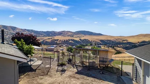 Exterior - 23300 Fir Dr, Tehachapi, CA 93561 photo 10 of 14