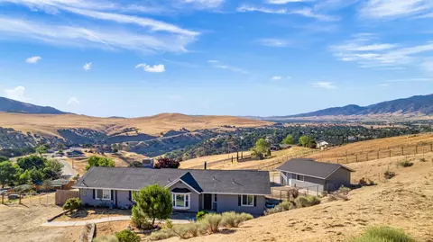 23300 Fir Dr, Tehachapi, CA 93561