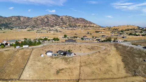 View/Area - 23300 Fir Dr, Tehachapi, CA 93561 photo 4 of 7