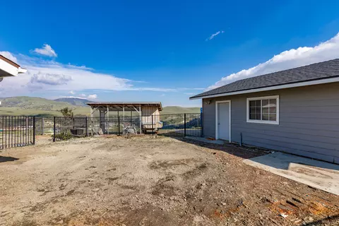 Exterior - 23300 Fir Dr, Tehachapi, CA 93561 photo 4 of 14