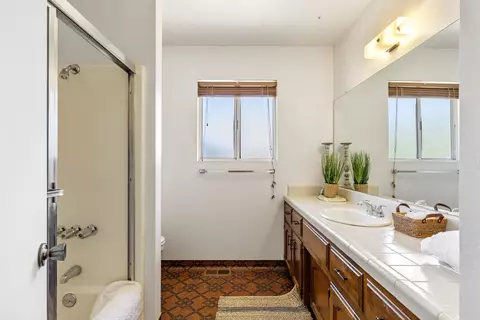 Bath - 22830 Tom Ct, Tehachapi, CA 93561 photo 1 of 2