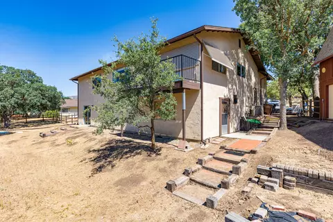 Exterior - 22830 Tom Ct, Tehachapi, CA 93561 photo 6 of 11