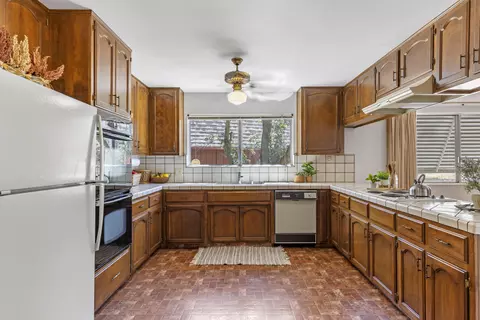 Kitchen - 22830 Tom Ct, Tehachapi, CA 93561 photo 1 of 2