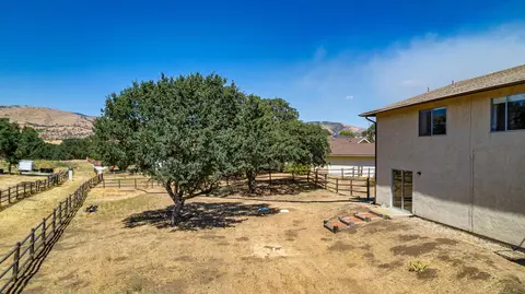 Exterior - 22830 Tom Ct, Tehachapi, CA 93561 photo 10 of 11