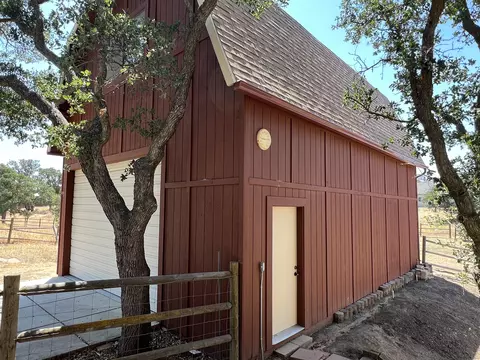 Exterior - 22830 Tom Ct, Tehachapi, CA 93561 photo 9 of 11