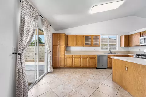 Kitchen - 44327 Freer Way, Lancaster, CA 93536 photo 1 of 4