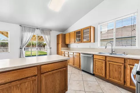 Kitchen - 44327 Freer Way, Lancaster, CA 93536 photo 3 of 4