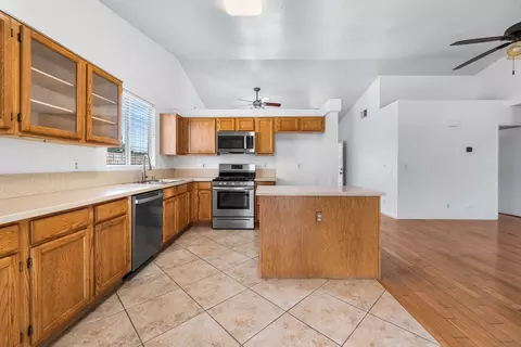 Kitchen - 44327 Freer Way, Lancaster, CA 93536 photo 4 of 4
