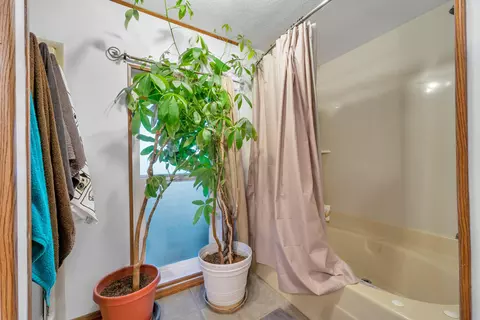 Bath - 7829 W Avenue E14 W, Lancaster, CA 93536 photo 2 of 5