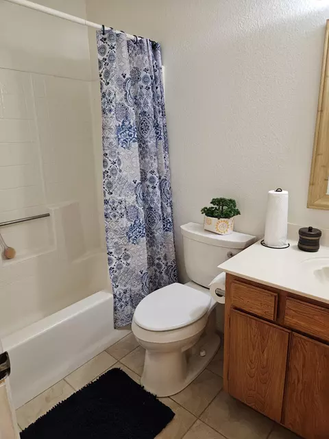 Bath - 40176 179th St E, Palmdale, CA 93591 photo 1 of 2