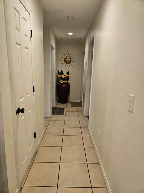 Entry Way - 40176 179th St E, Palmdale, CA 93591 photo 2 of 3