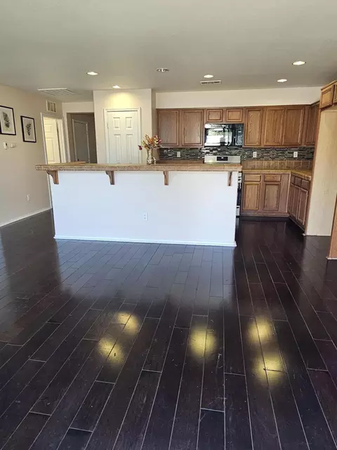 Kitchen - 913 Laura Ln, Tehachapi, CA 93561 photo 4 of 5