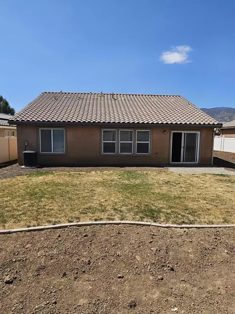 Exterior - 913 Laura Ln, Tehachapi, CA 93561 photo 9 of 10