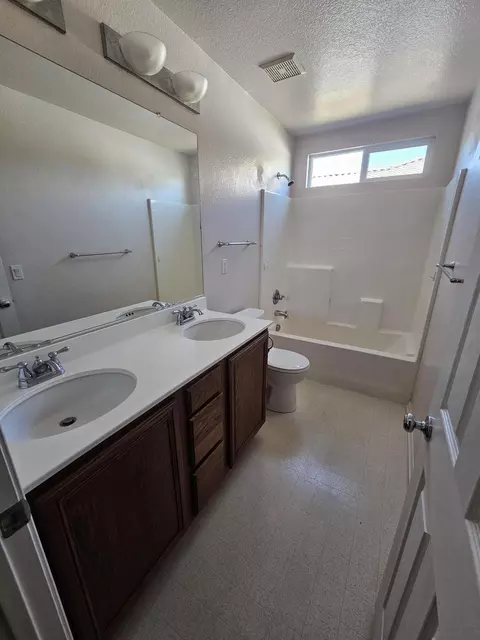 Bath - 913 Laura Ln, Tehachapi, CA 93561 photo 1 of 4