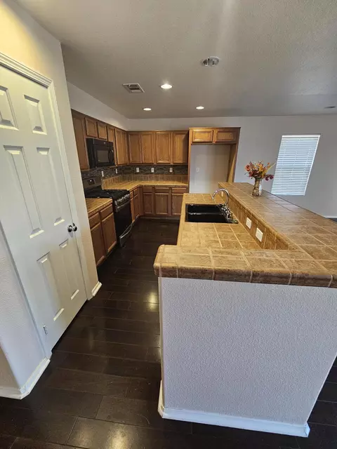 Kitchen - 913 Laura Ln, Tehachapi, CA 93561 photo 2 of 5